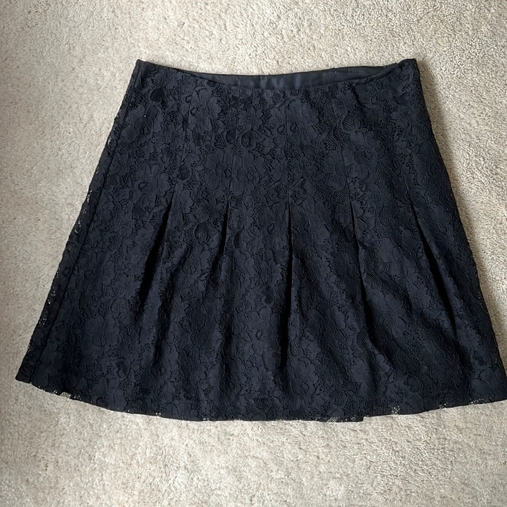 Women’s kensie black lace skirt. Size 4, like new. Fully lined, side zipper.